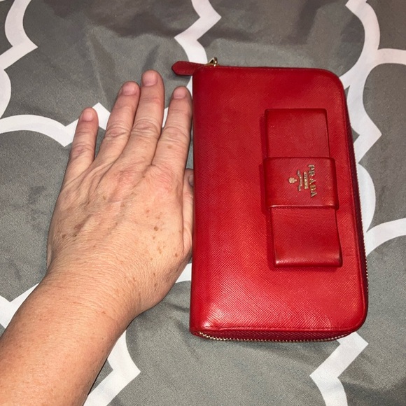PRADA Host Pick Authentic red safiano leather long zip around Wallet with bow - Picture 17 of 17